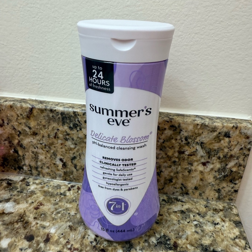 NWT Summer's Eve Delicate Blossom Cleansing Wash